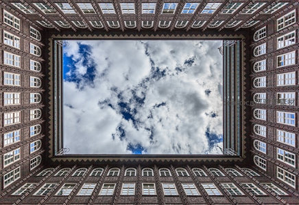 古典庭院天井仰望云天