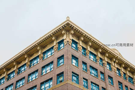 复古砖楼转角精雕细琢窗框典雅