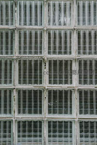 玻璃砖墙纹理清晰光影交错斑驳