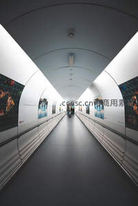 机场登机廊道明亮现代广告满墙