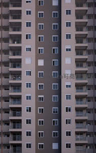 高层住宅楼外立面重复结构特写