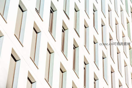 斜向排列的彩色窗框构成建筑表皮图案