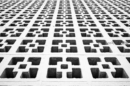 混凝土砖块构成的几何迷宫图案