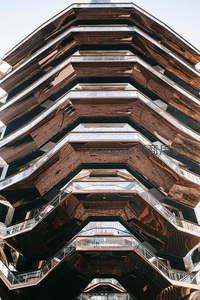 铜色镜面阶梯式摩天大楼仰视图