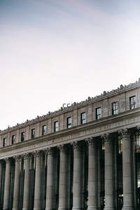 古典石柱廊与天空构成的庄严画面