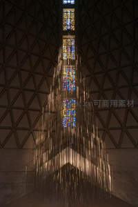 教堂彩色玻璃与金属雨帘艺术