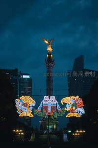 夜幕下的独立天使纪念碑灯火辉煌