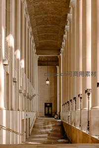 古典廊柱长廊洒满温暖阳光