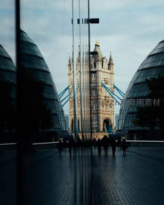 玻璃幕墙倒影中的伦敦塔桥剪影