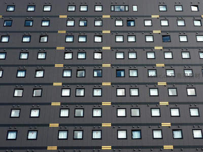 深色幕墙上的金色点缀