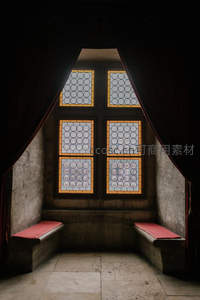 彩窗映照的静谧角落