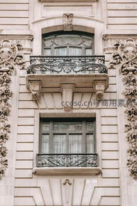 古典建筑窗台与铁艺阳台