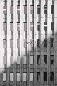 黑白光影下的现代建筑窗格