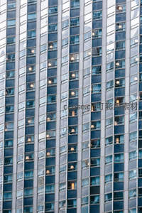 夜晚酒店窗内暖光点缀幕墙