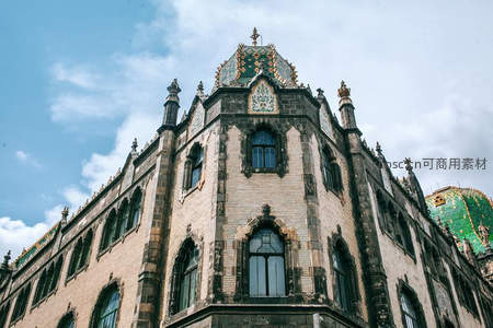 彩色琉璃瓦屋顶的复古宫殿