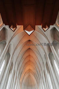 哥特式教堂高耸穹顶的神圣空间