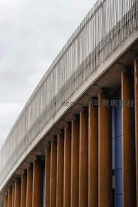 现代建筑曲线结构与锈色立柱特写