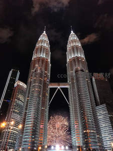 双子塔夜空烟花绽放璀璨夺目