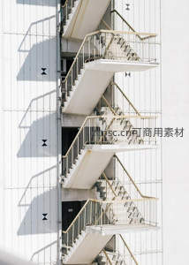 白色楼梯几何构图，光影交错的建筑美学