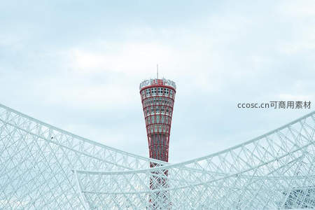 红色观光塔矗立于白色网格结构之上
