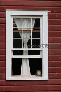 红墙白窗边的静谧乡村时光