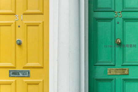 黄绿撞色门扉的几何美学