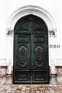 雕花繁复的教堂绿色大门