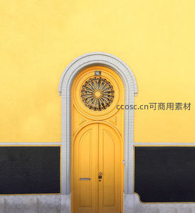明黄色拱形门与精致铁艺花窗