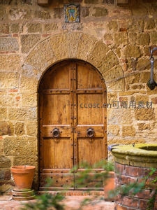 古朴石墙拱门木门静谧庭院