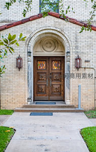 教堂入口木门彩窗十字石拱
