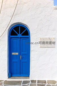 蓝门白墙间，地中海风情