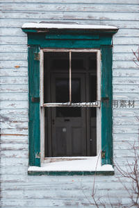 雪覆绿窗框，冬日旧宅景