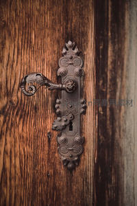 雕花铜锁，木纹深处的古典韵味