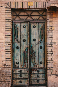 锈迹斑斑，老城砖墙里的时光印记