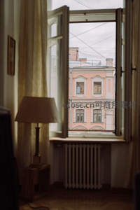 室内窗景，远眺粉墙欧式老建筑
