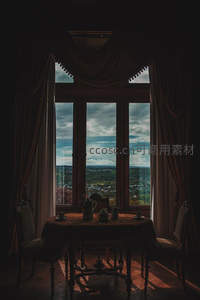 暗室窗前茶桌，远眺山谷云天风景