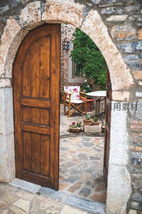 石拱门后庭院，木椅绿植小憩天地