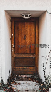 被落叶包围的复古木门透出怀旧气息