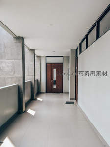 现代简约走廊尽头的木门