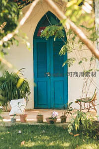 蓝绿色拱形木门与庭院绿植