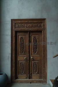 雕花繁复的深色木门特写
