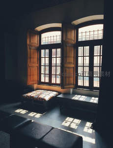 复古木窗投射光影的静谧角落