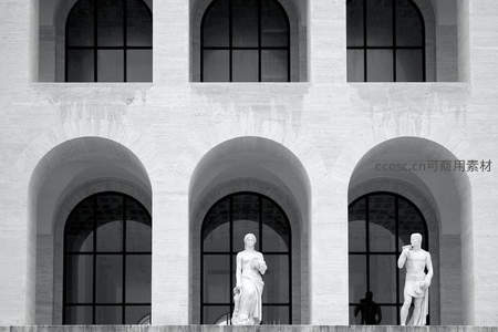黑白影像中的古典雕塑与拱廊建筑