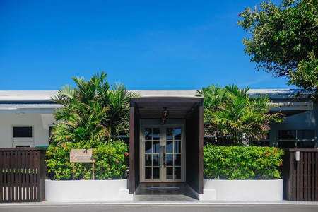 热带花园入口处的现代别墅门廊