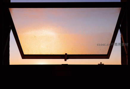 黄昏时分从天窗望见的金色霞光