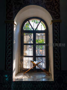 拱形窗棂与光影中的静谧角落