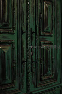 斑驳绿漆门扇的岁月痕迹