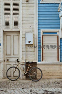 街角老自行车与彩色木屋