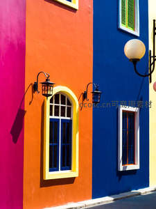 彩虹色墙面与复古街灯交响