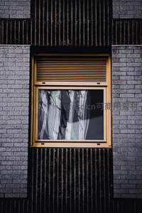 现代建筑窗框与砖墙的几何美学